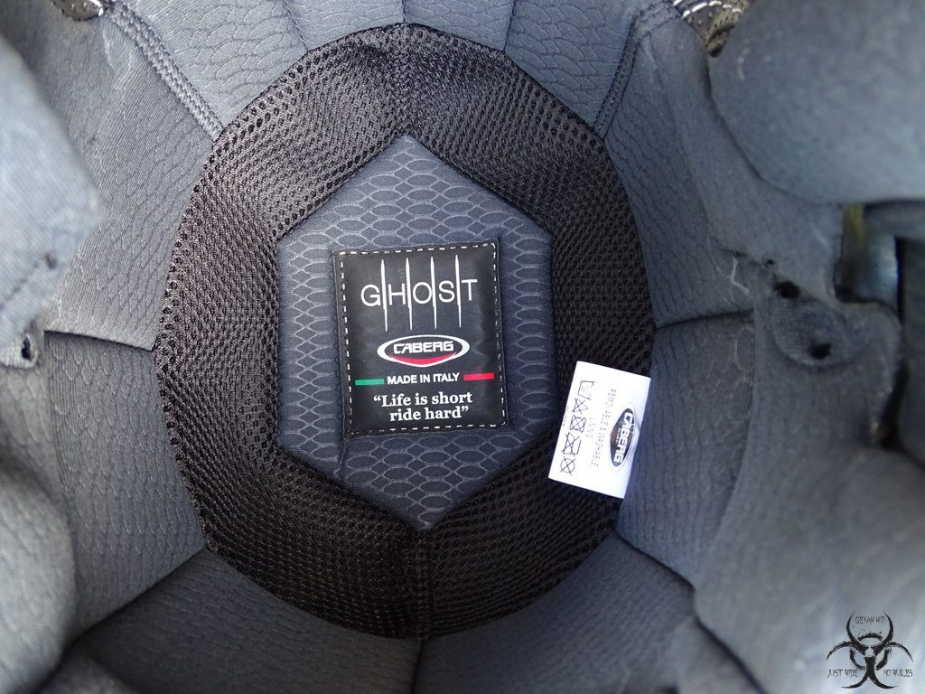 Les mousses du casque Caberg Ghost se veulent confortables et incitent à la réflexion