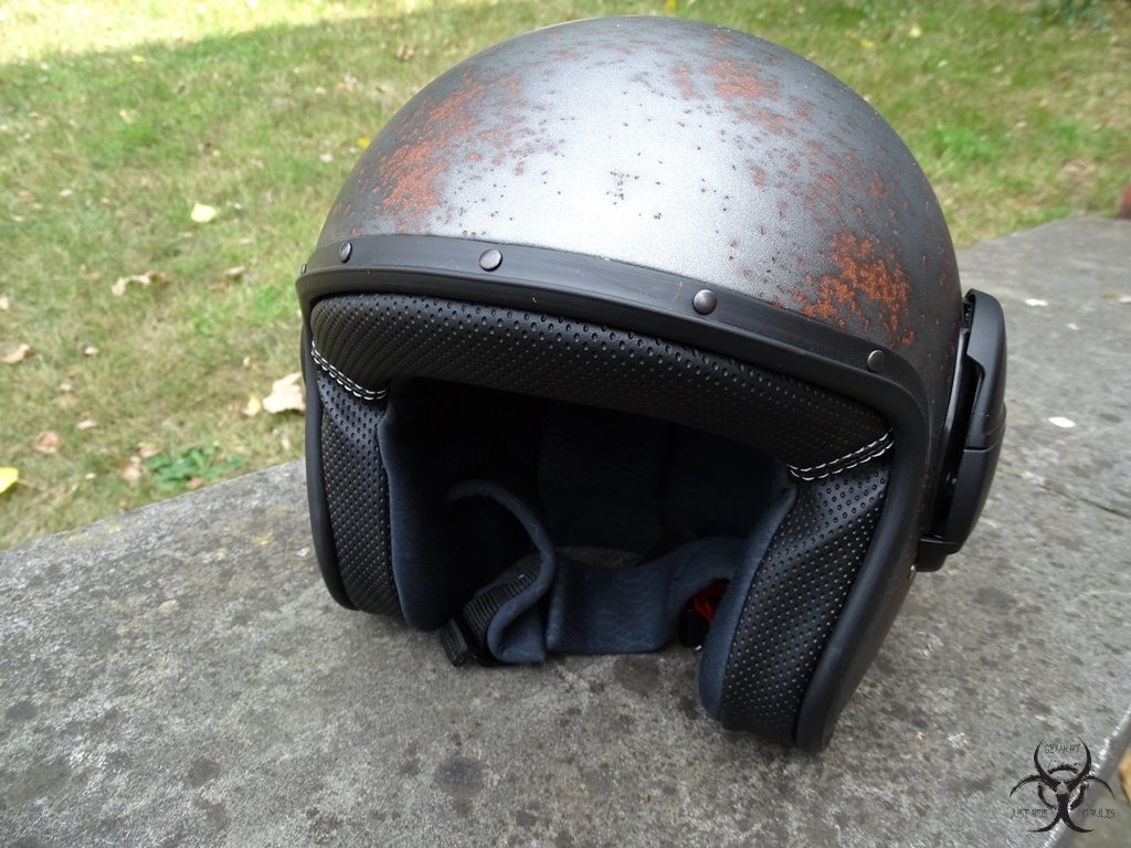 Le casque Caberg Ghost, ici vu de côté, et sans partie avant