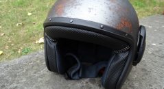 Le casque Caberg Ghost, ici vu de côté, et sans partie avant