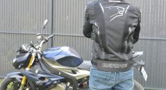 Le blouson Bering Mistral tombe bien en bas du dos.