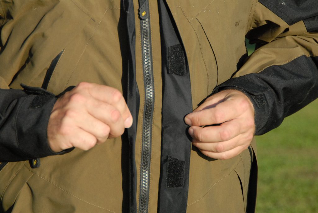 De part et d’autre du zip central renforcé de la veste Klim Traverse, un double rabat imperméable garantit l’absence totale de passage du vent et de l’eau.