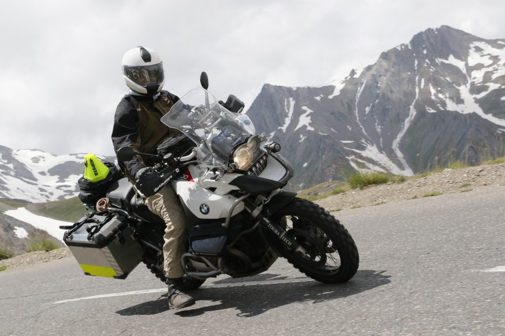 L’ensemble Klim Traverse va tout aussi bien sur route, et protège en altitude.