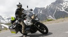 La veste Klim Traverse, avec des protections, convient pour un usage routier.