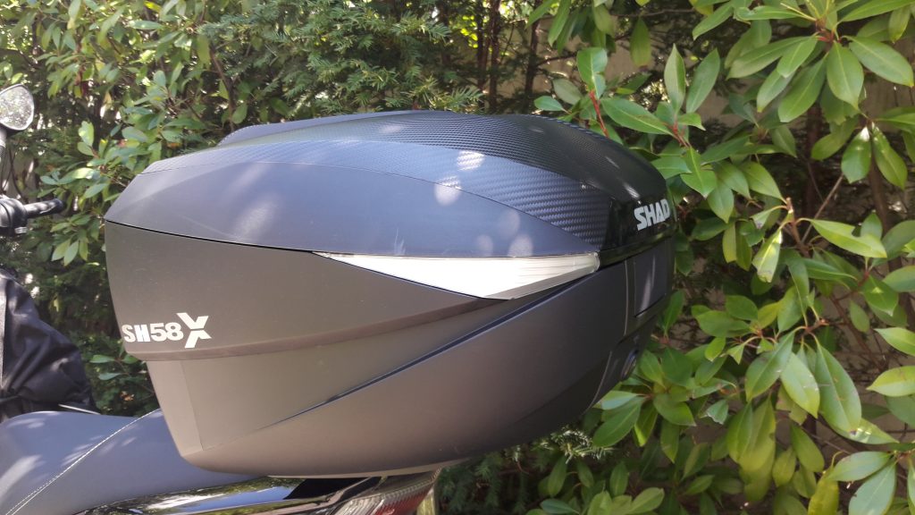 L&rsquo;ouverture du top case Shad SH 58X a beaucoup d&rsquo;amplitude pour un chargement aisé.