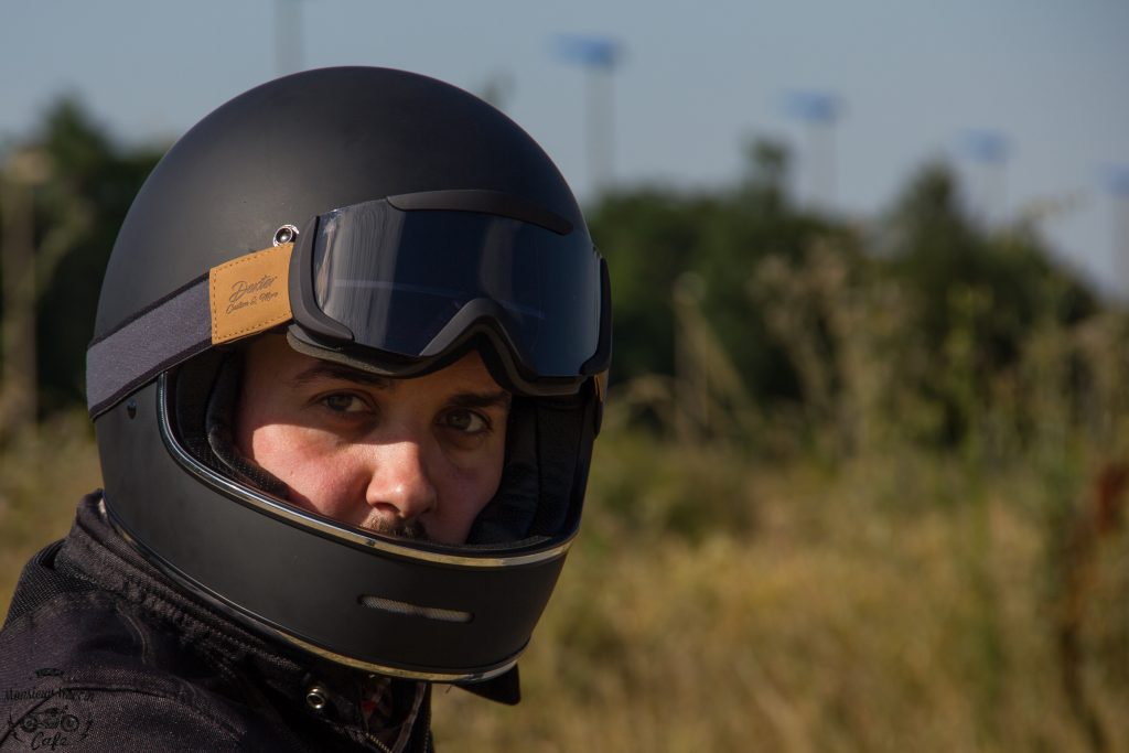 Le casque Dexter Marty et le masque Dexter Binocle pour rouler à l’ancienne !