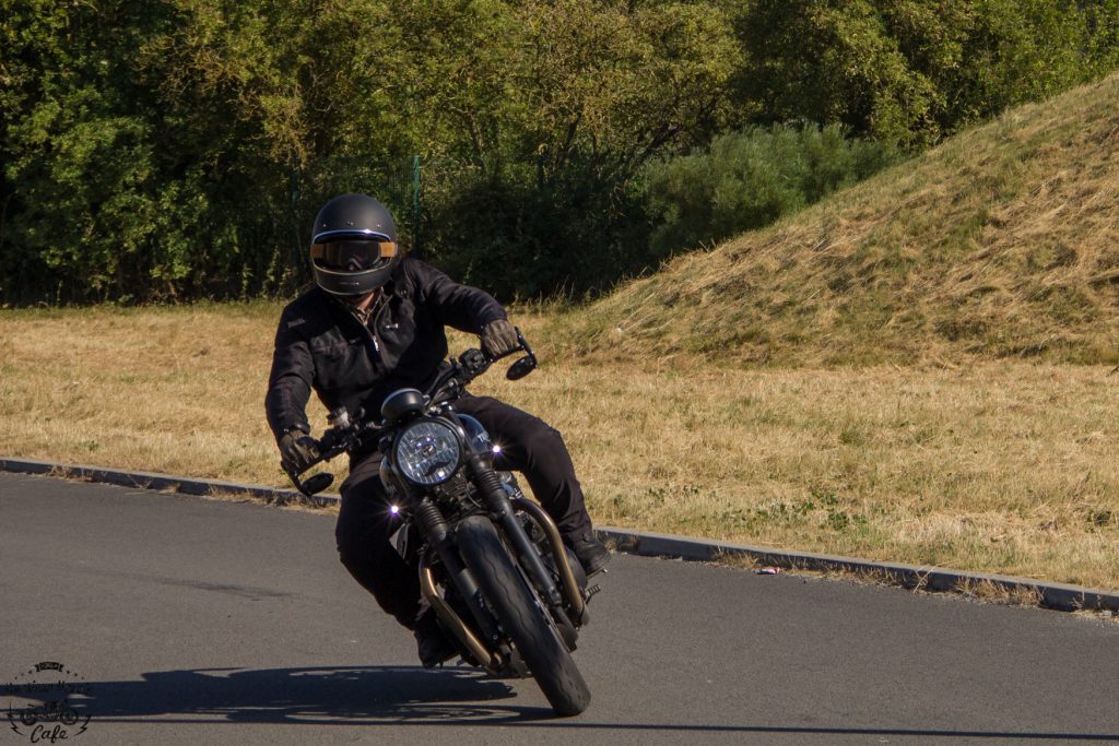 Monsieur roule sur les routes de campagne avec le casque vintage rétro Dexter Marty