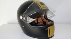 Le casque Astone GT Retro en noir mat et doré