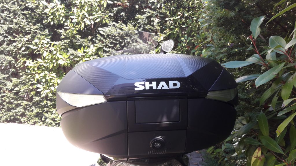 Transportez un max de choses en dénaturant au minimum votre monture moderne avec le top case Shad SH 58X