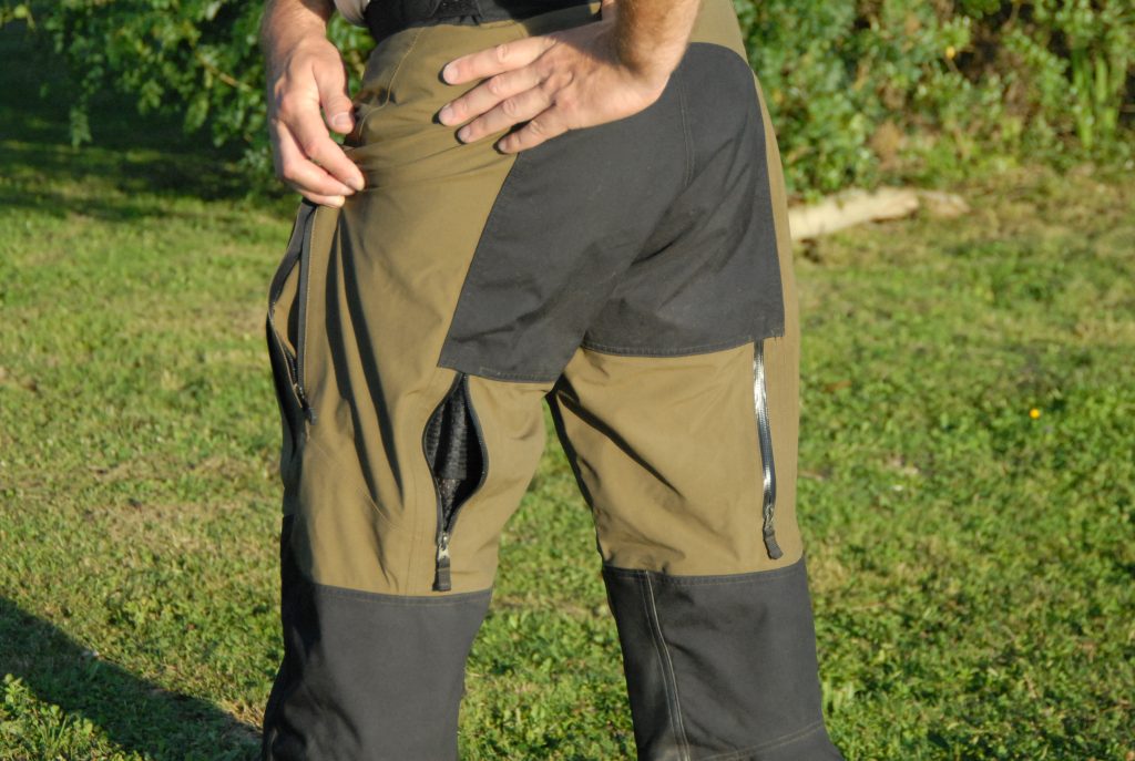 Vue arrière du pantalon, avec la poche à gauche, les aérations derrière les cuisses et le renfort de cordura sur les fesses.