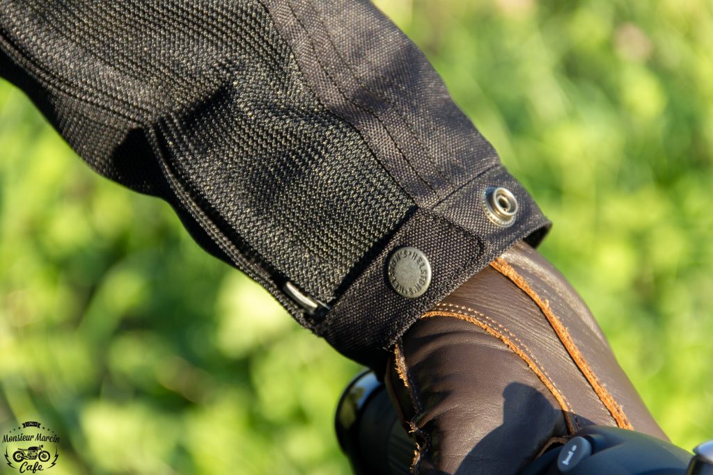 Les manches sont équipées d’un zip et d’une patte pression sur le blouson Helstons Modelo Mesh