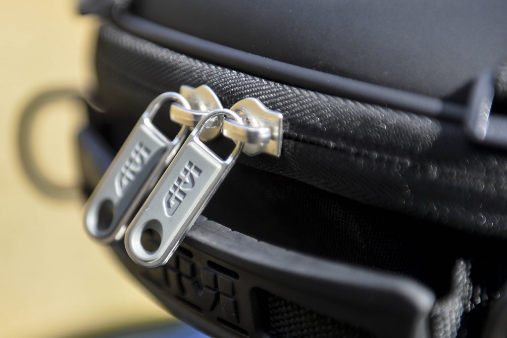 Détail des deux tirettes du zip de fermeture