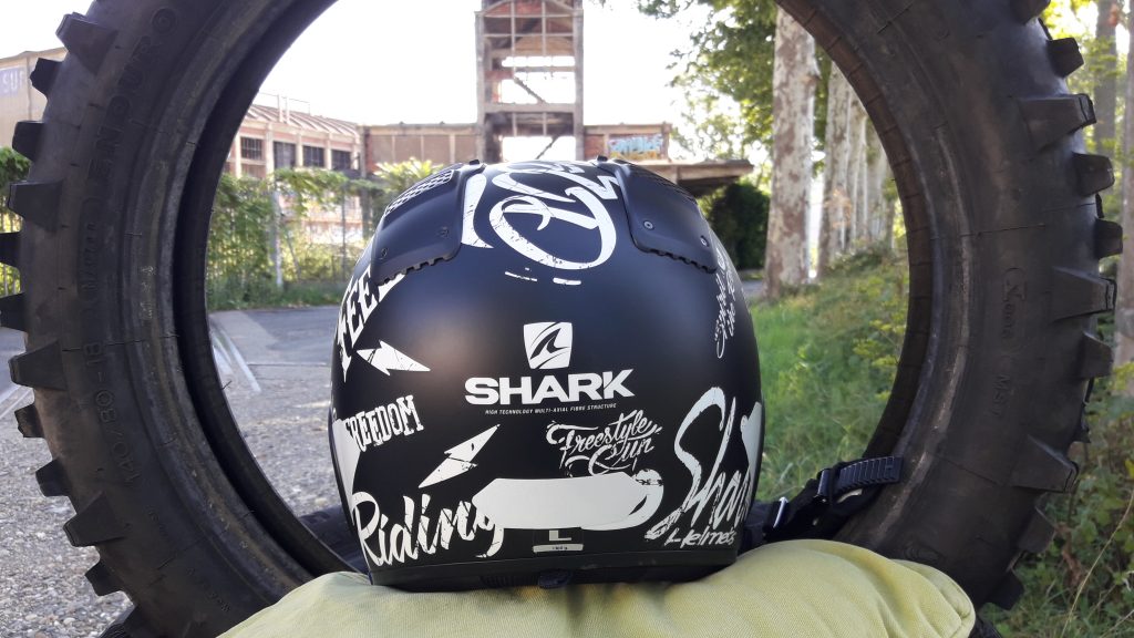 Une déco bad boy pour ce casque jet Shark X-Drak