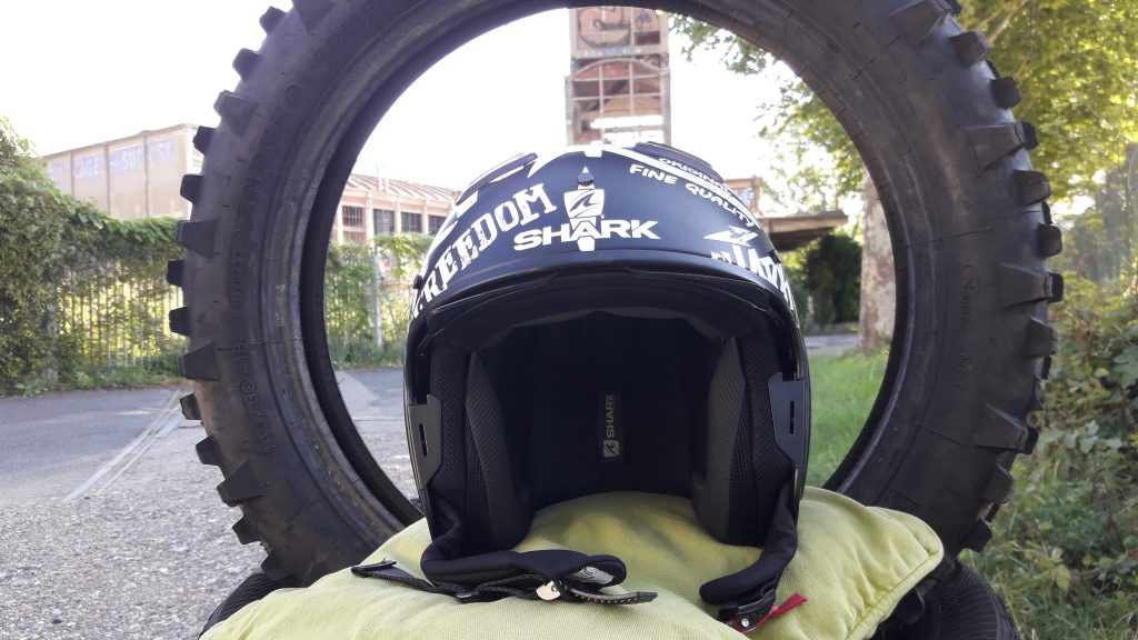 Des lignes sobres et un design fun pour le casque jet Shark X-Drak