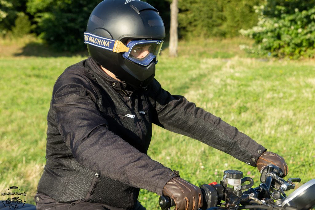 Au guidon de ma Bonneville avec le Blouson Helstons Modelo Mesh