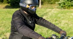 Le blouson Helstons Modelo Mesh au guidon d'une Bonneville