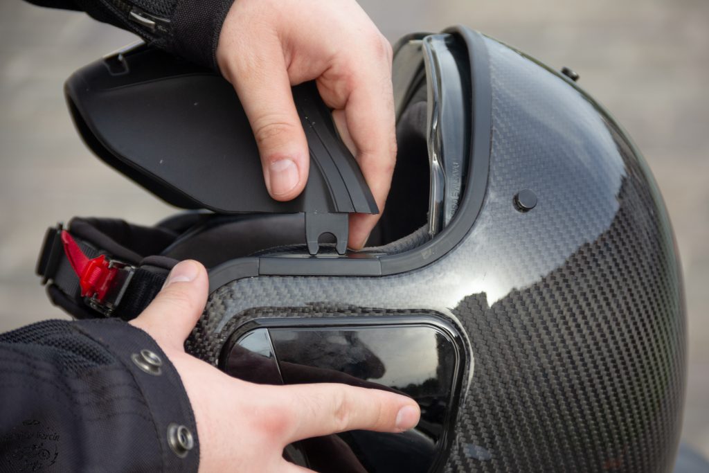 La mentonnière est clipsée sur le casque Shark S-Drak