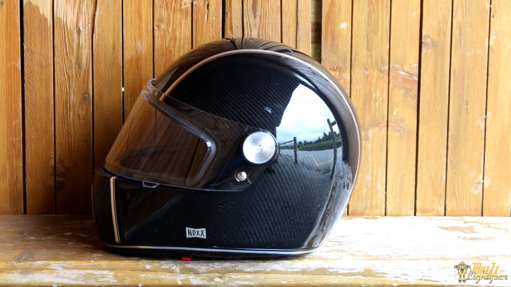 L’appellation « Racer » n’est pas usurpée. Le profil du casque NEXX X.G100 Racer est sportif.