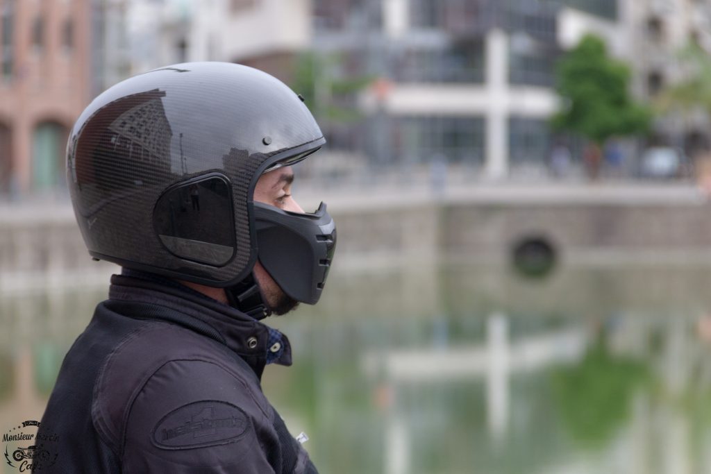 Le casque Shark S-Drak de profil, visière ouverte, offre une visibilité verticale limitée