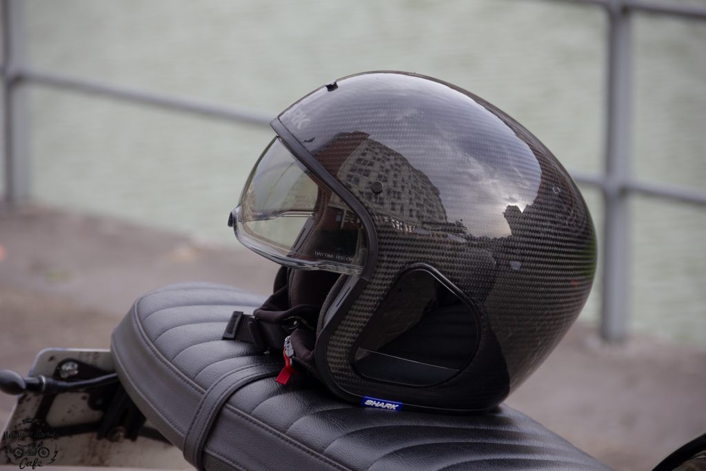 Le casque Shark S-Drak en mode jet avec la visière