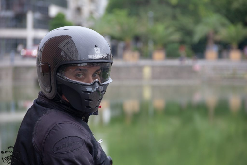 Le regard de tueur avec le casque Shark S-Drak…