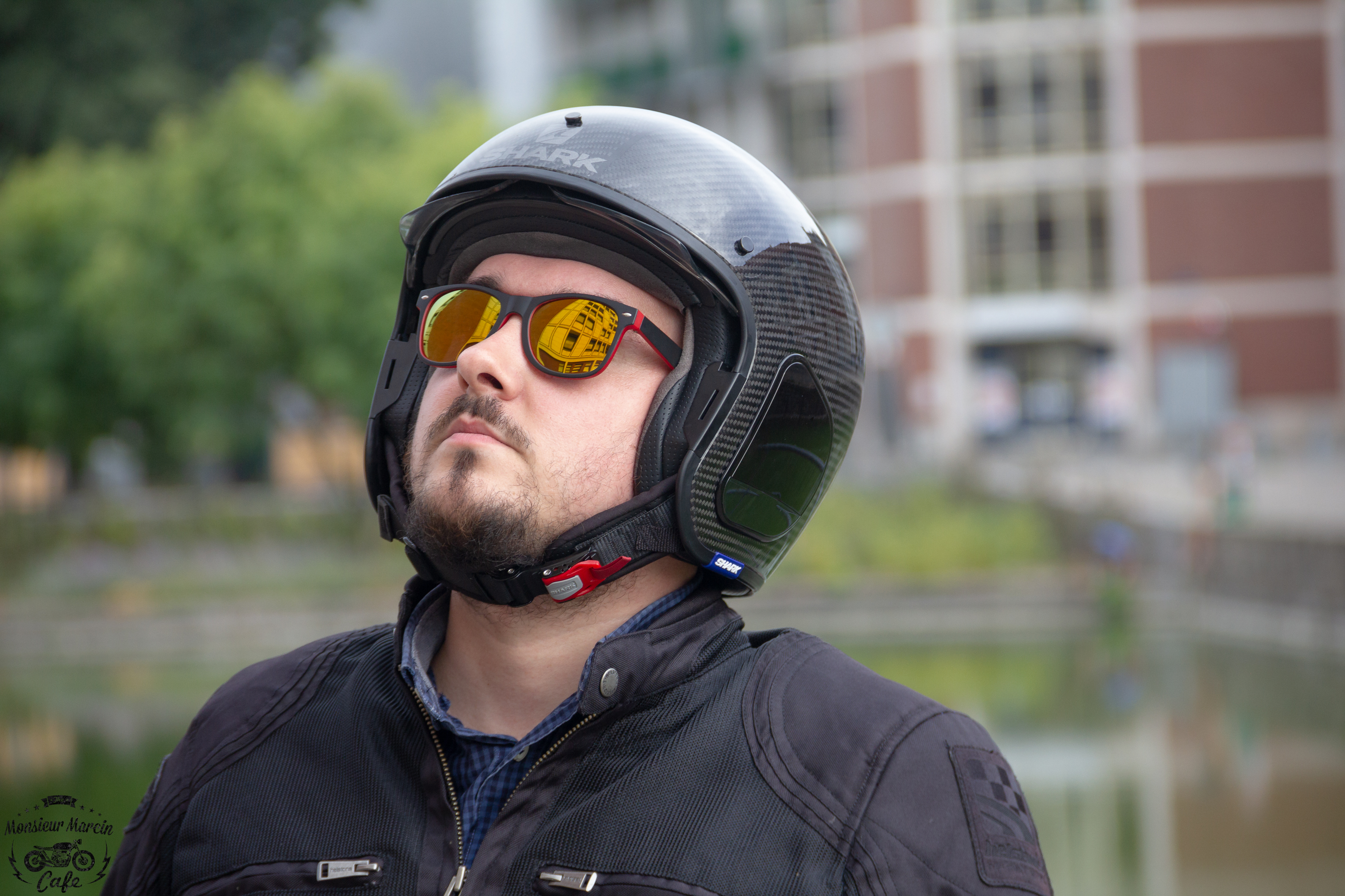 Lunettes et casque moto