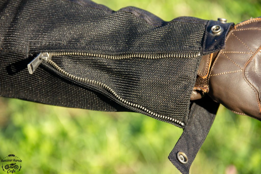 Les manches sont équipées d’un zip et d’une patte pression sur le blouson Helstons Modelo Mesh