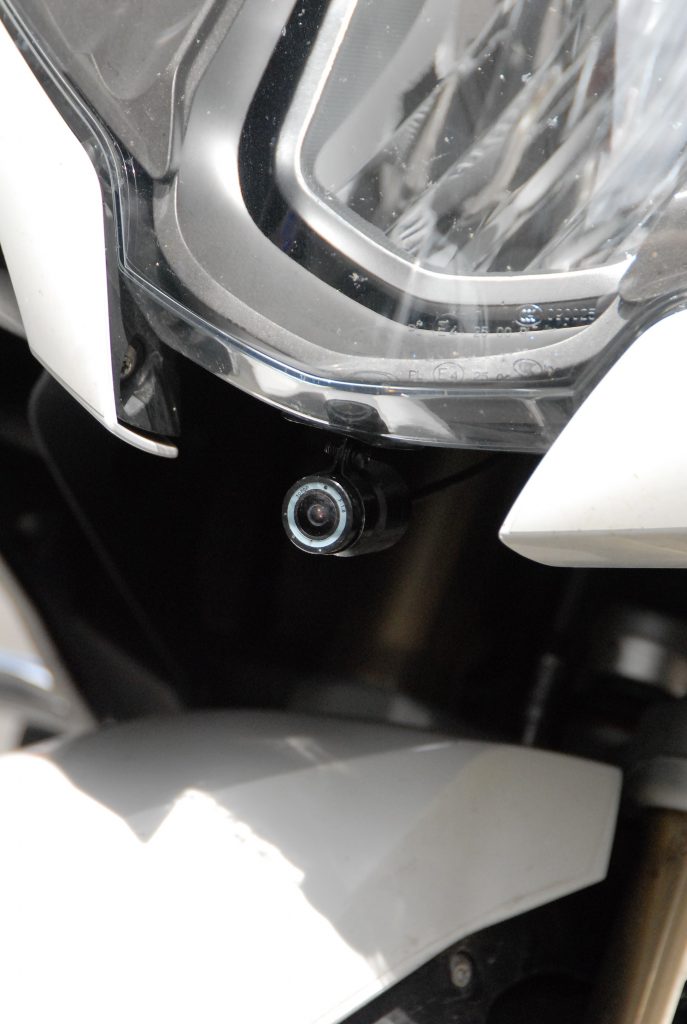 Une petite caméra cylindrique, presque invisible, du kit de caméras embarquées Tecno Globe TG Dash Cam vient s’installer en face avant.