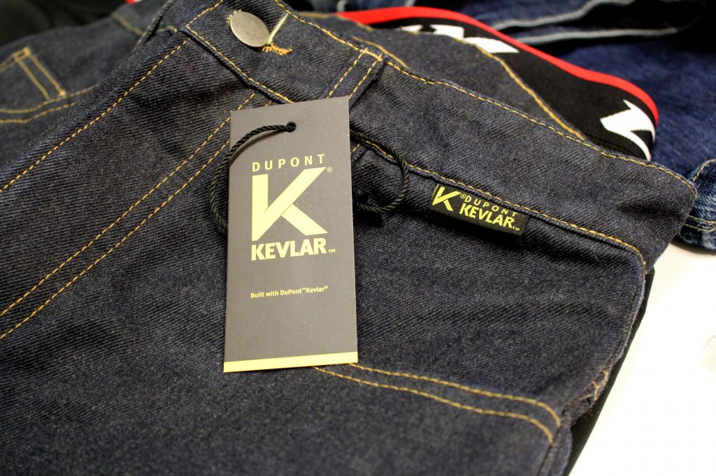 À compter de 2019, l’équipement intégrant du Kevlar® sera identifié par ces étiquettes