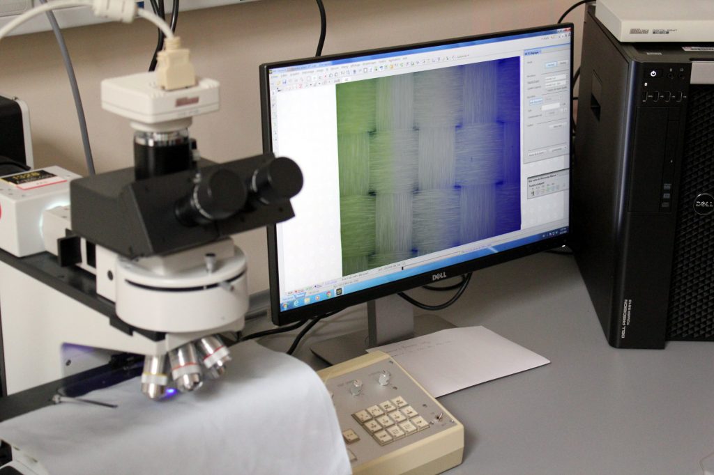 Un échantillon de Kevlar® balistique au microscope