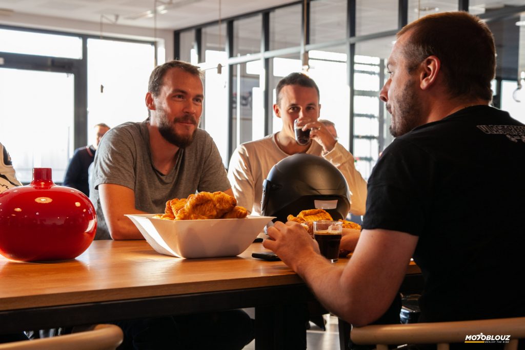 Entre motard, la discussion est naturelle !