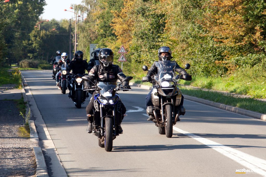 groupe de motards en balade sur route