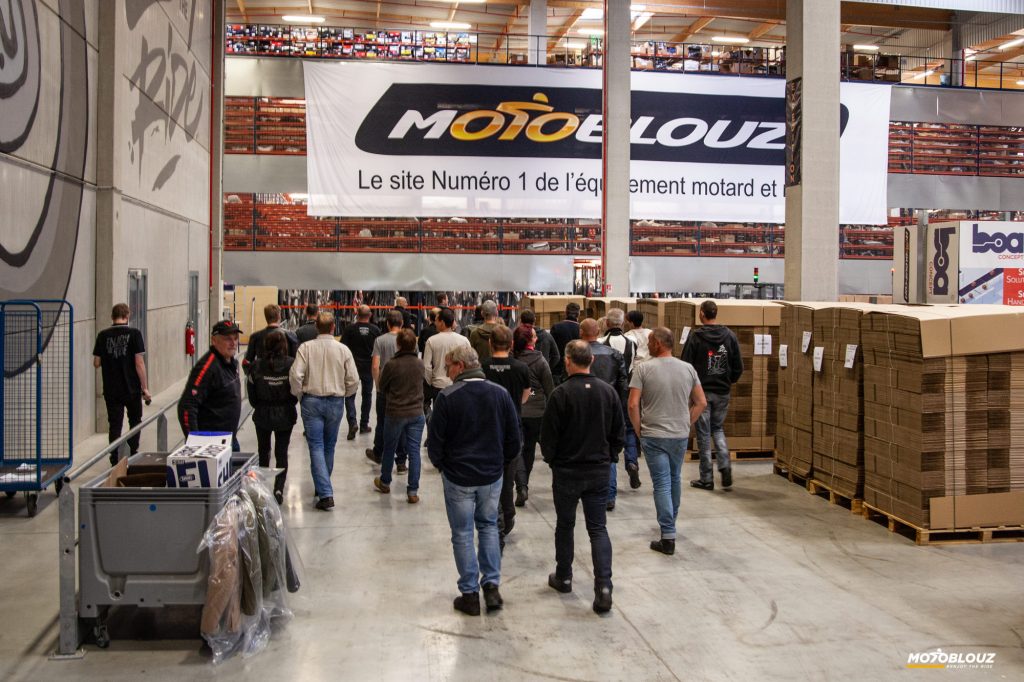 Petite visite guidée des locaux de Motoblouz. Ici, l’entrepôt.