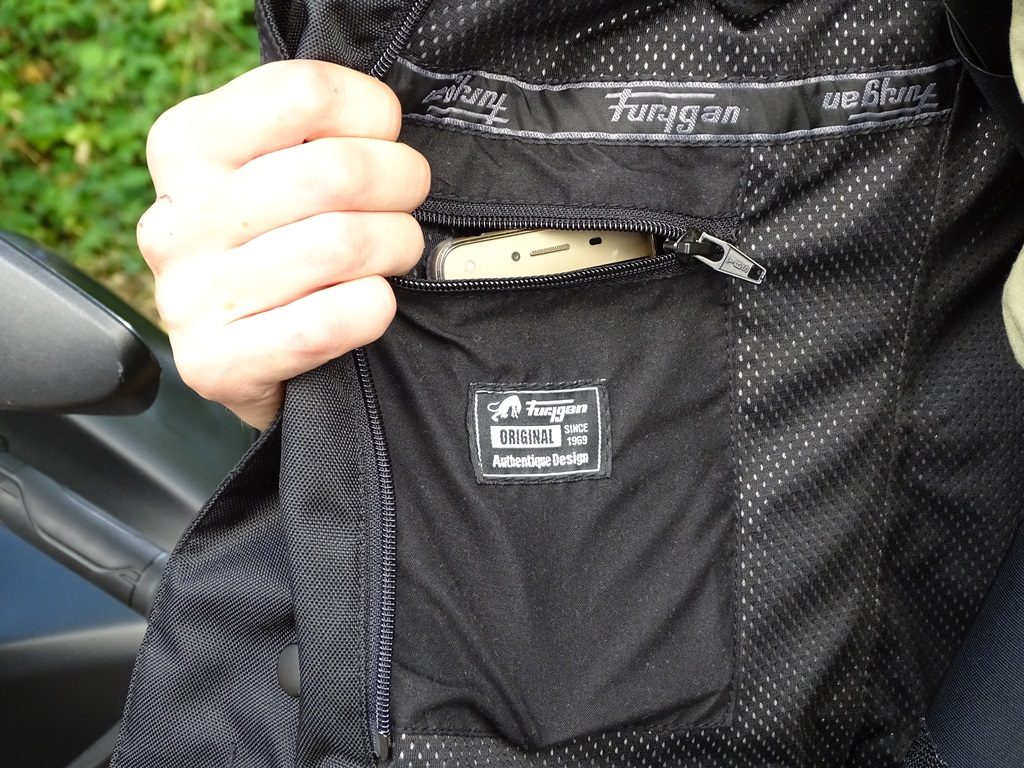 La poche intérieure peut accueillir un smartphone, on retrouve la même sur la doublure hiver