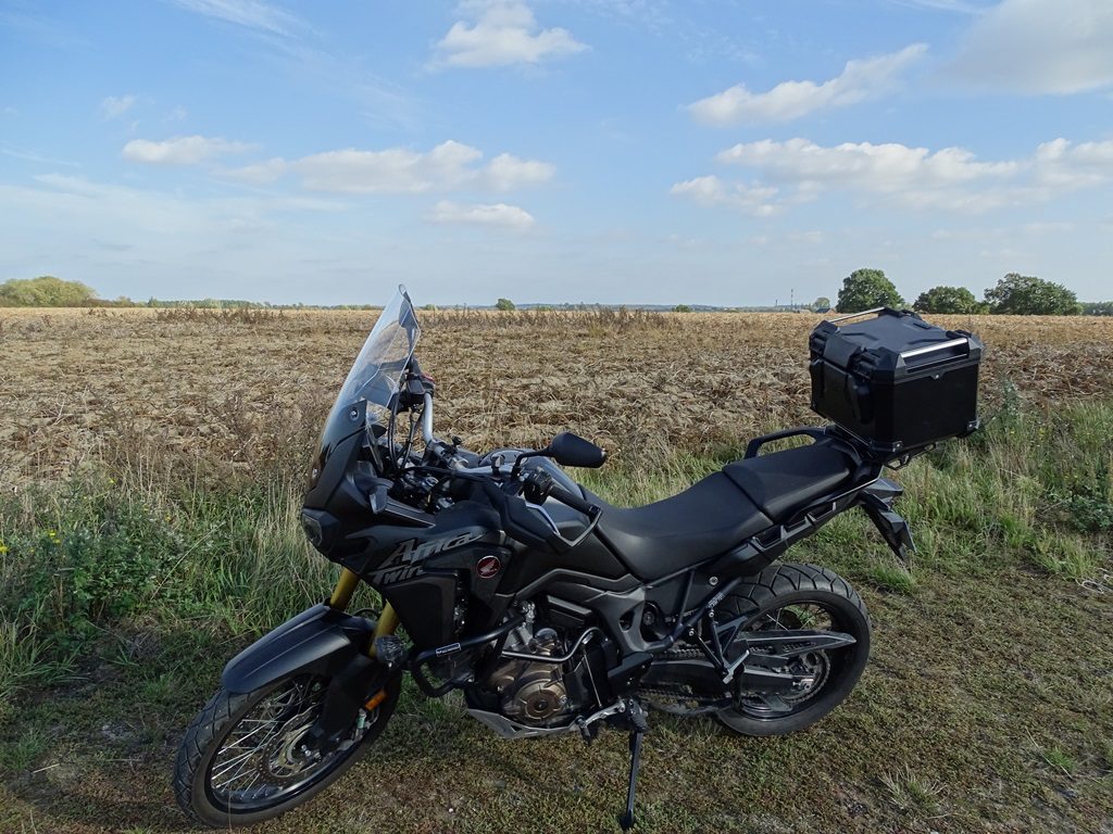 Le Sw Motech Trax ADV se sent particulièrement à l’aise sur chemin