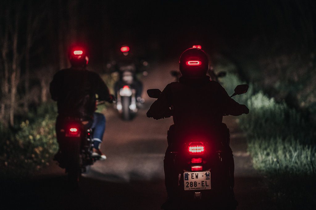 Le feu stop connecté Cosmo Connected peut aussi s’utiliser en mode clignotant pour une meilleure visibilité de nuit