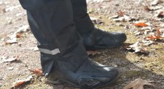 Adapté à toutes les chaussures, ici des bottes montantes