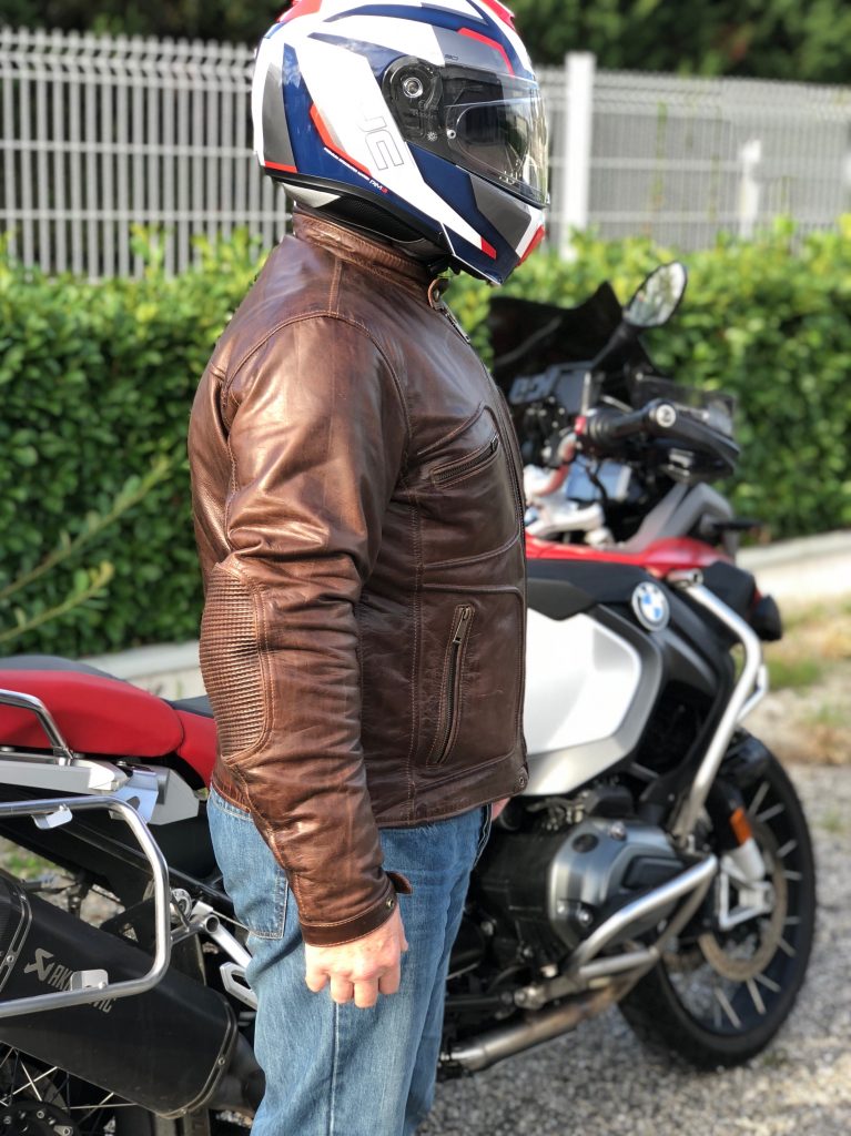 Le blouson Helstons Reno est un blouson moderne par sa coupe ajustée