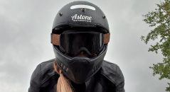 Le casque Astone SUPER RETRO porté, accompagné du masque DEXTER BINOCLE