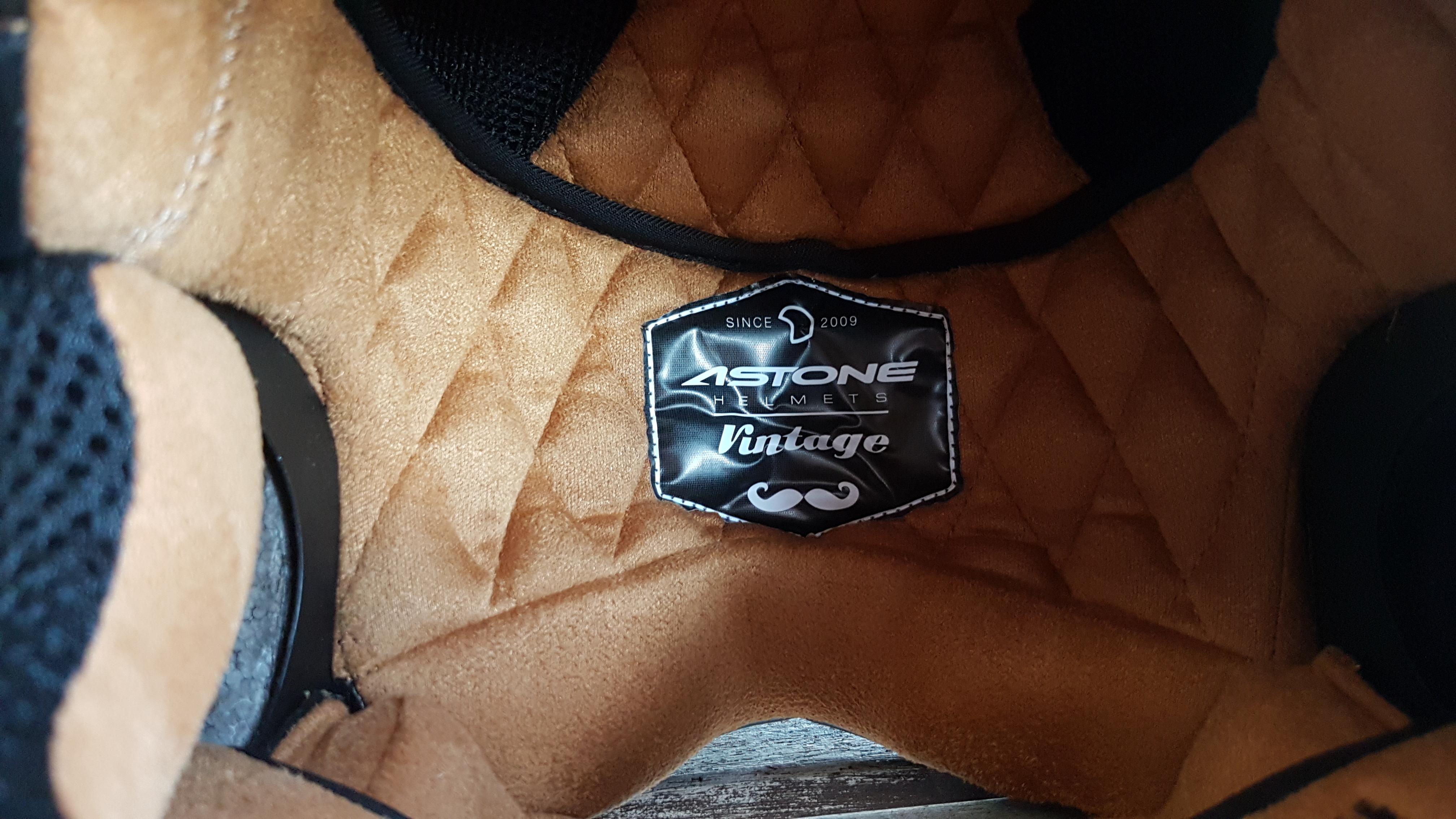 Petits détails sur l'étiquette intérieure du casque Astone SUPER RETRO