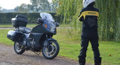 Contre la pluie, il fait le job. Dommage qu'il n'ait pas de raccord pour le blouson