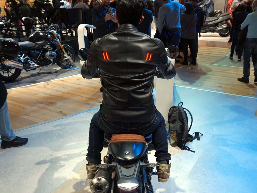 Sur ce stand sur-éclairé de l&rsquo;EICMA, on voit encore bien les LEDs