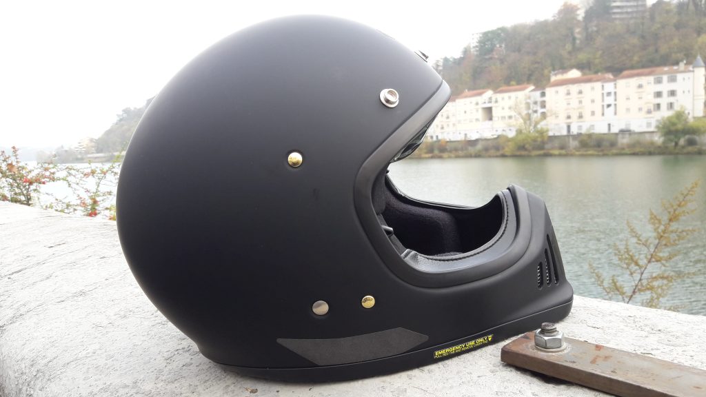 Casque Shoei EX-ZERO, prêt à recevoir un masque cross