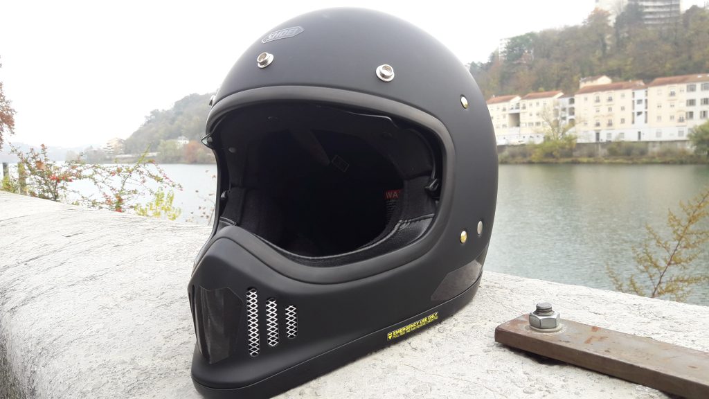 Ecran remonté, le casque Shoei EX-ZERO est vintage jusqu’au bout de la boucle double-D