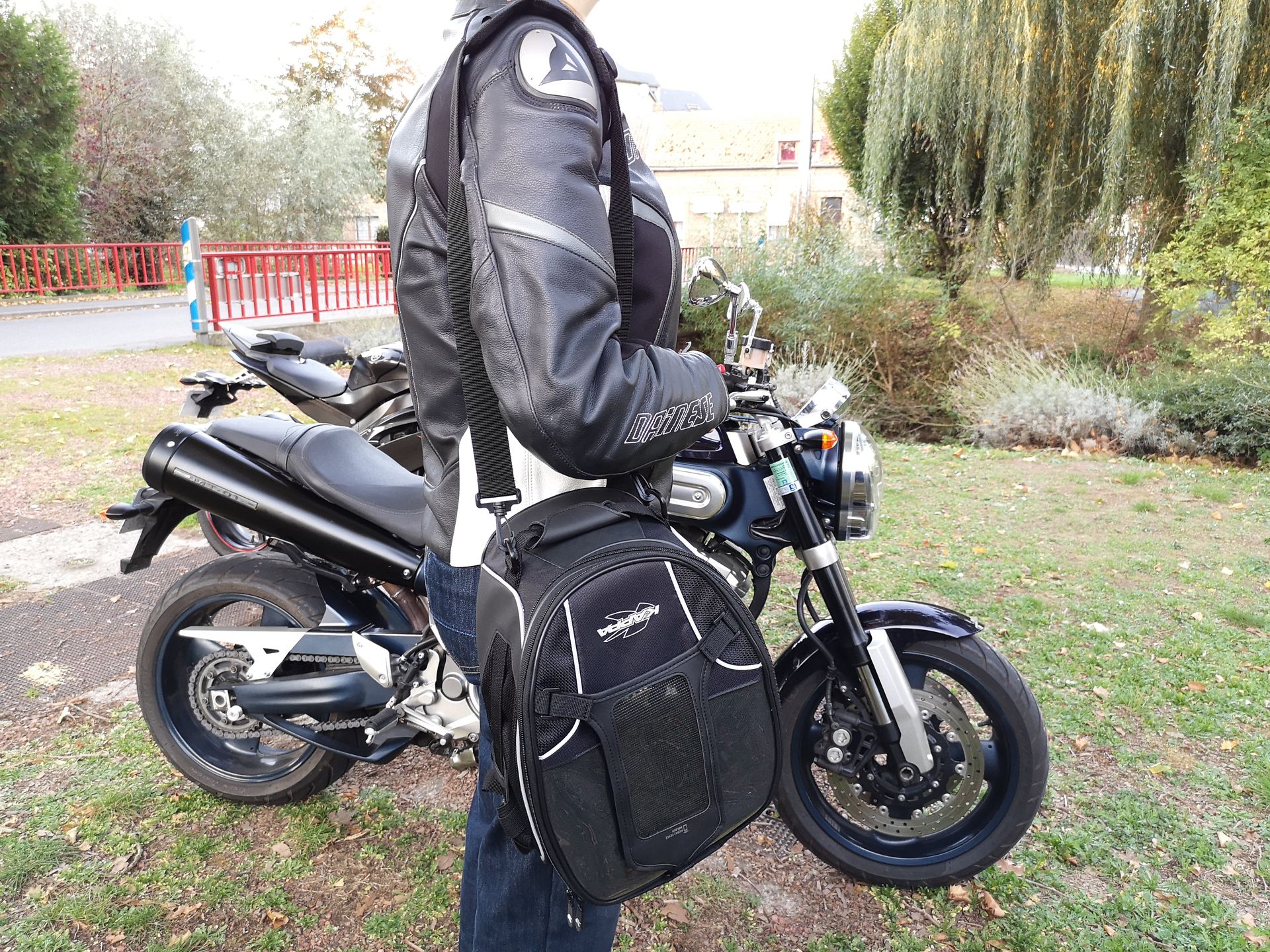 Essai bagagerie moto : Sacoche de réservoir magnétique Droxx Voyager - Moto -Station