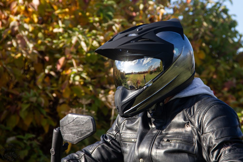 Le casque ICON Variant Quicksilver brille au soleil !