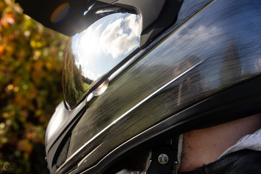 Le casque ICON Variant Quicksilver est peint à la main, on voit les coups de pinceaux…