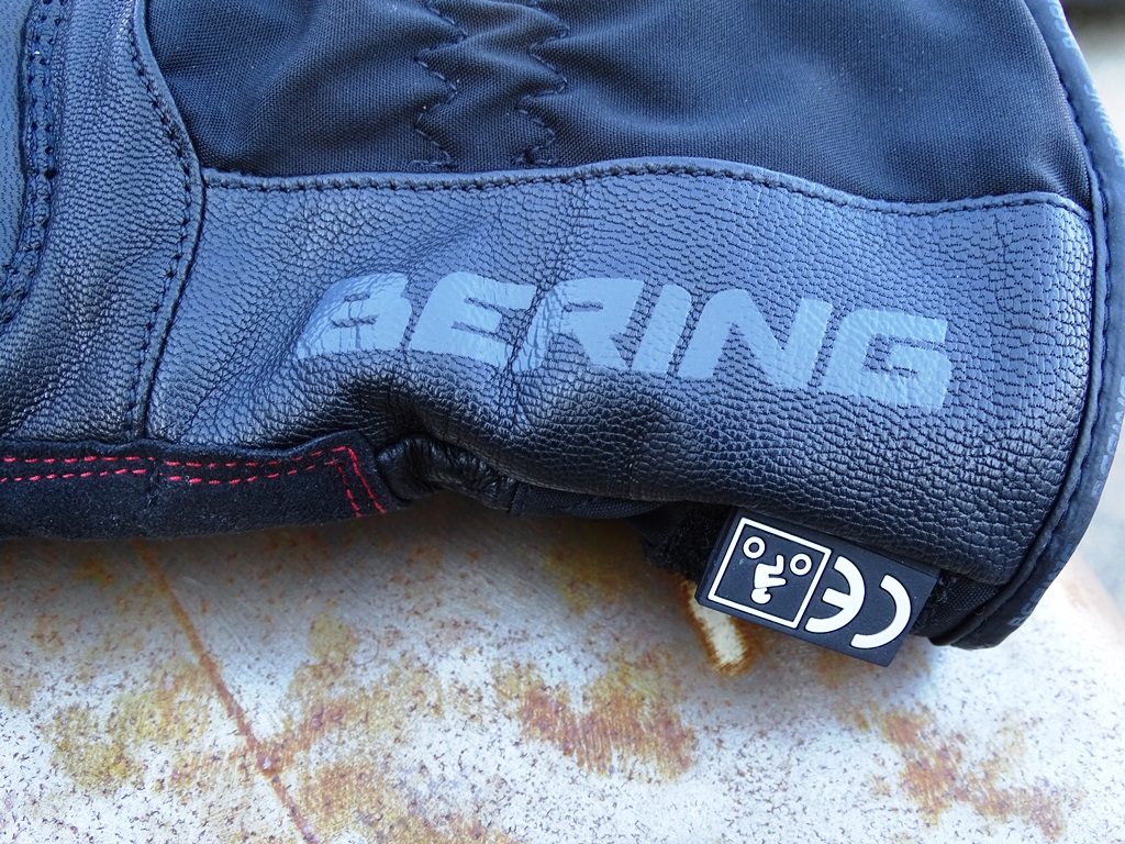 Les différents logo Bering sont imprimés sur le cuir
