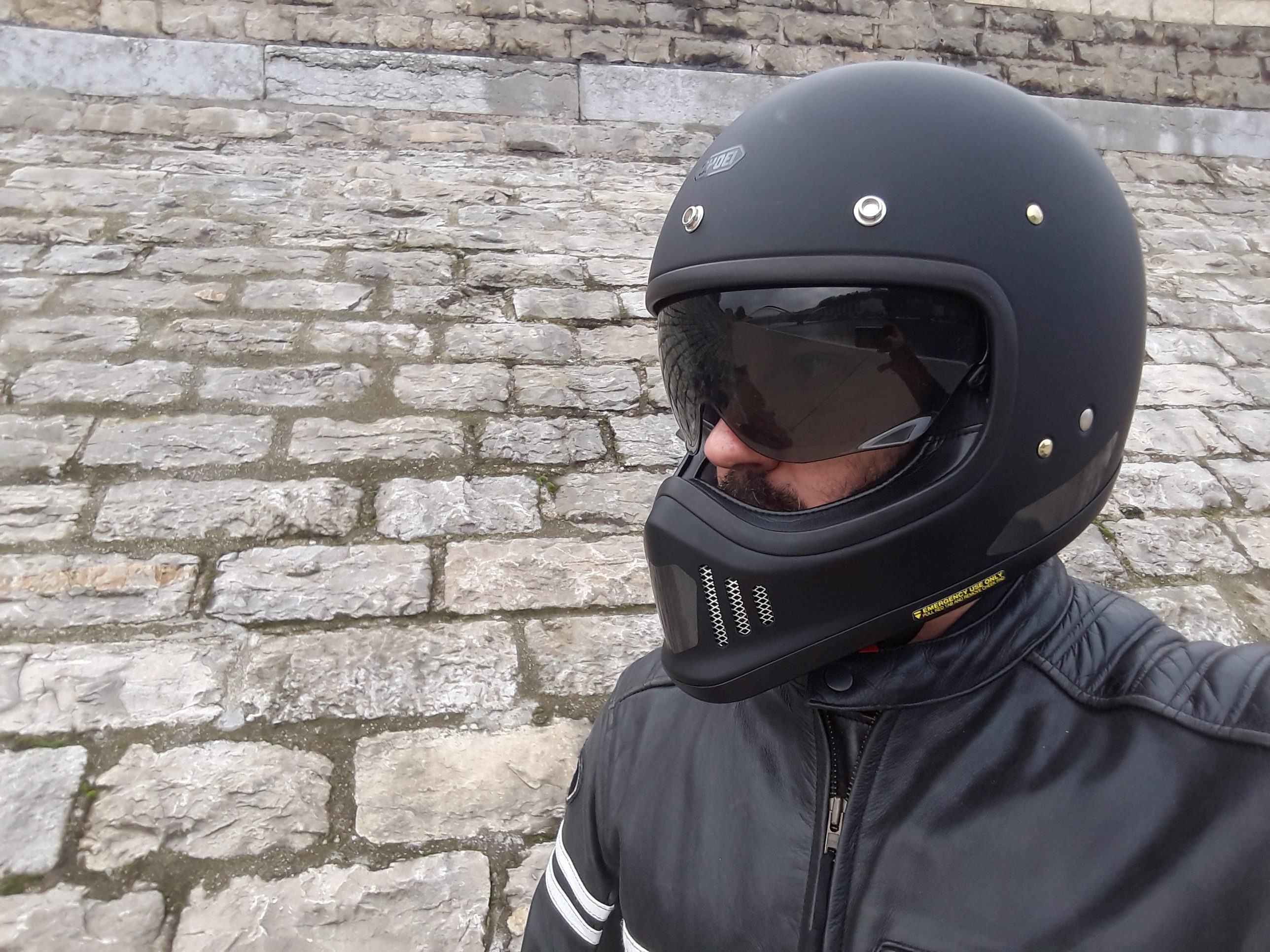 Enlever un autocollant d'un casque moto facilement et sans risque