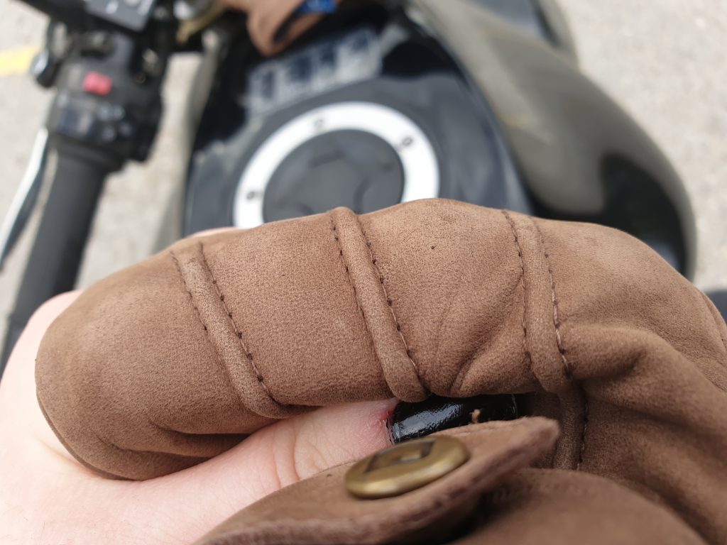 Zoom sur la coque des phalanges des gants Overlap London Lady