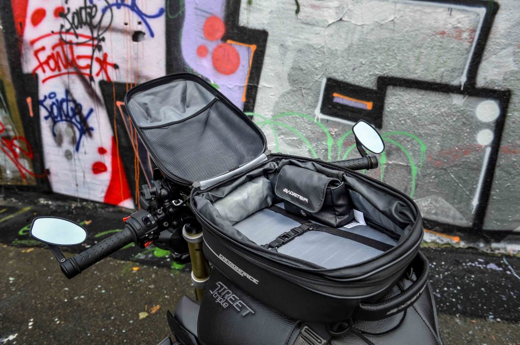 La sacoche Bagster Carbonrace offre un bon volume de contenance